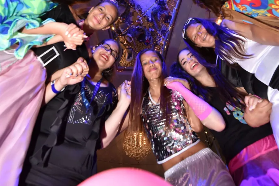 Amigas se reúnen para compartir un momento alegre en la fiesta de despedida